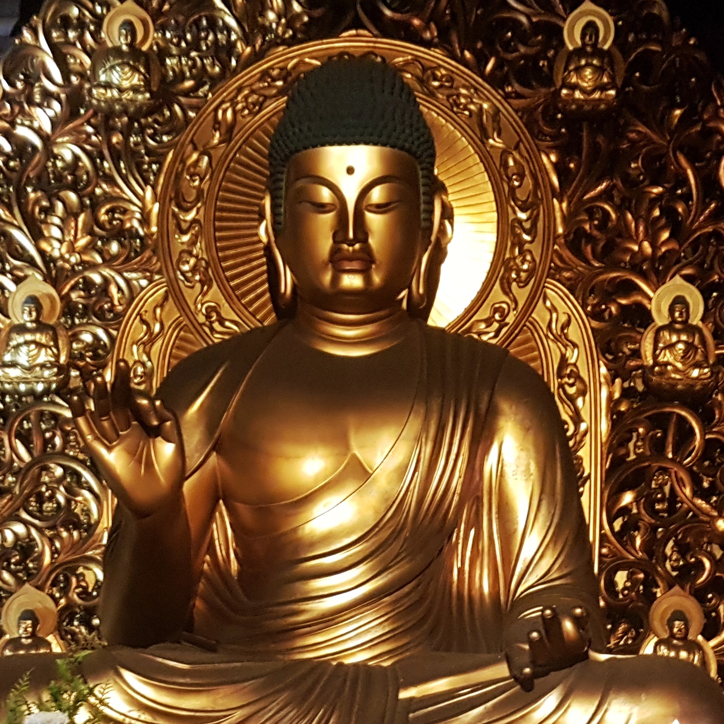 Golden Buddha in Shitenno-ji temple, Osaka (ph. Daniele Grattarola)