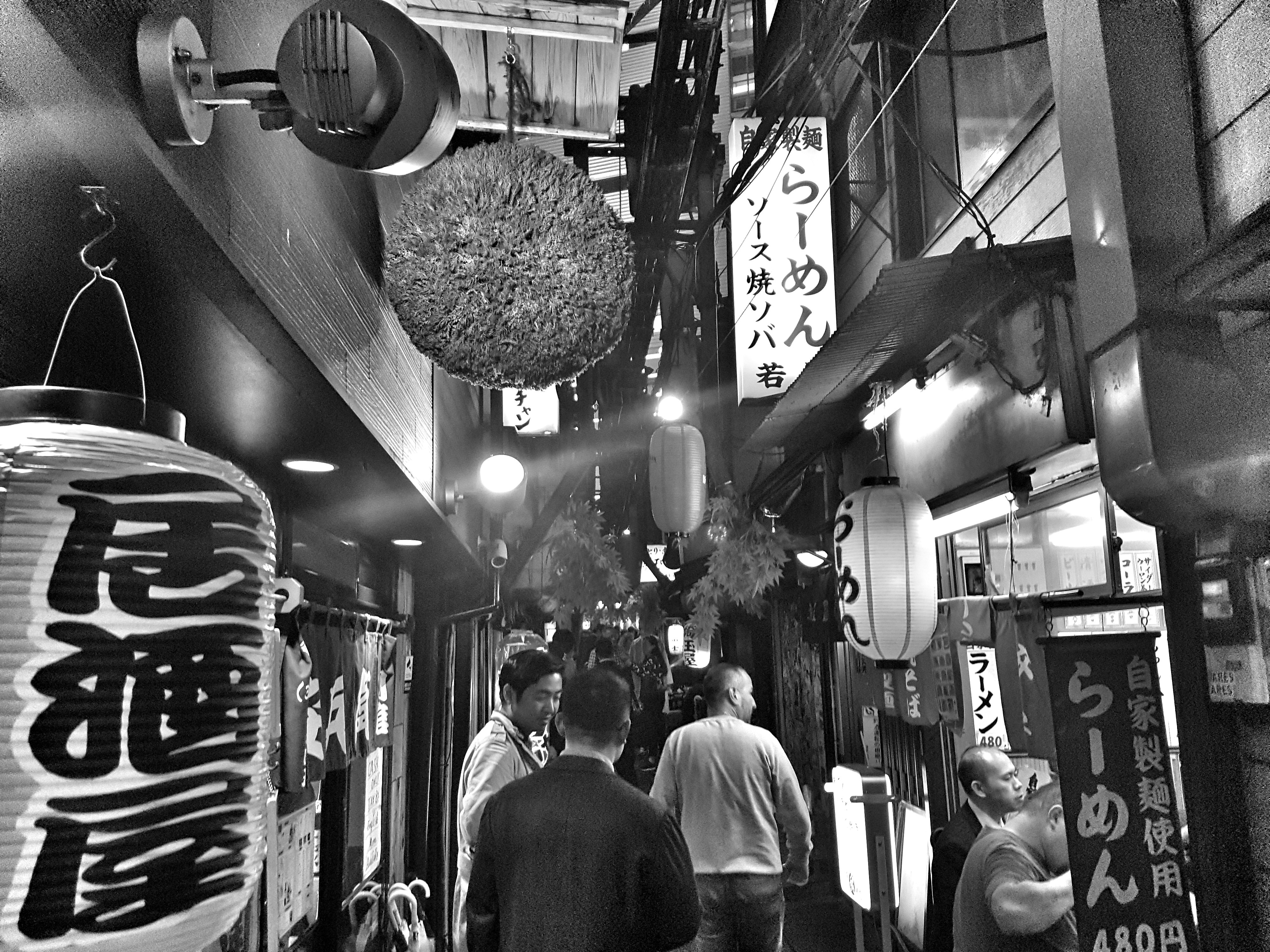 Piss Alley in Shinjuku, Tokyo (ph. Daniele Grattarola)